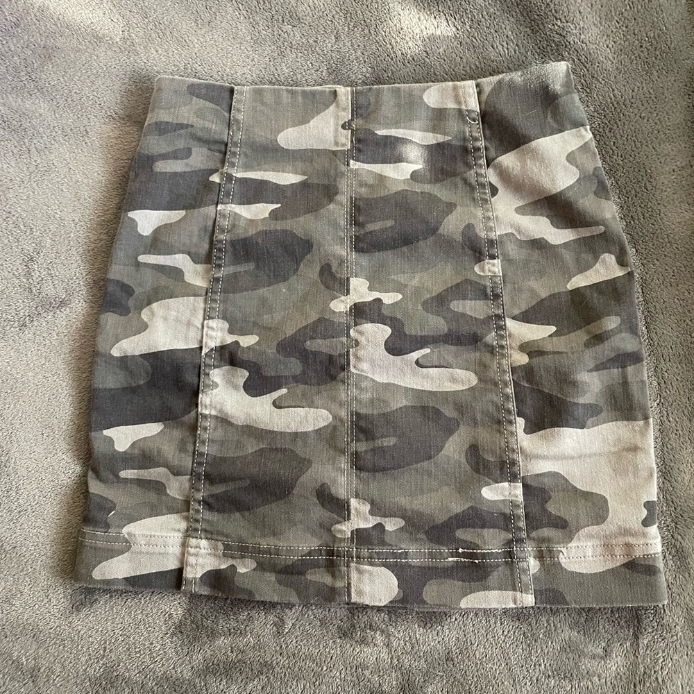 Jolt mini skirt in camo gray. Size 1 with a 25w. Zipper closure back. 19” long.